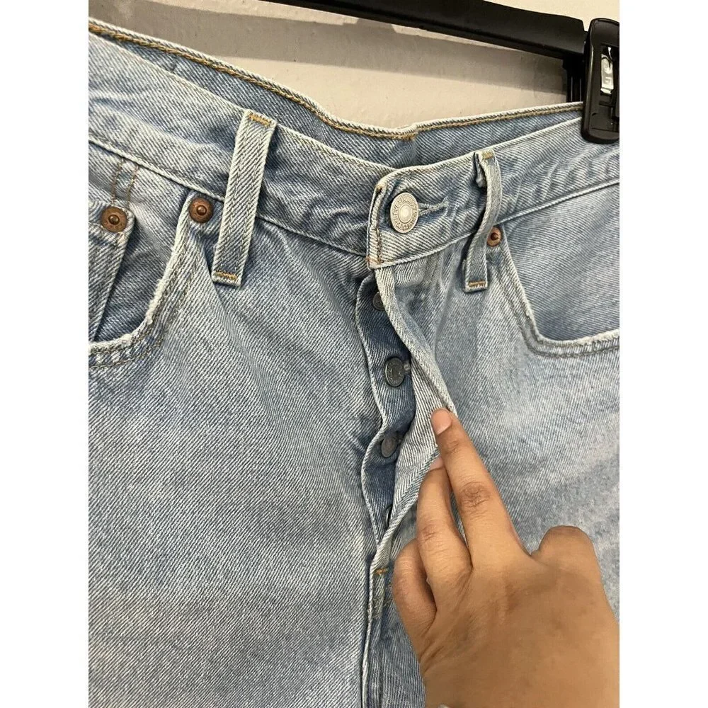 501 Levi’s Cut Off Denim Shorts Light Wash Size 30